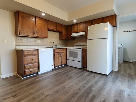5th image of 1304 Essex Ct #A