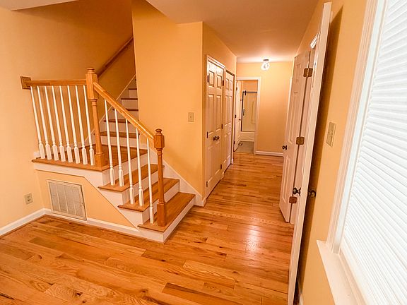 5th image of 106 Montrose Dr