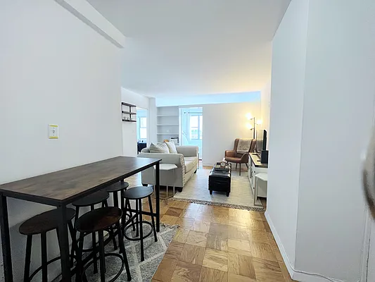 Rented by Manhattan Realty Group | media 11