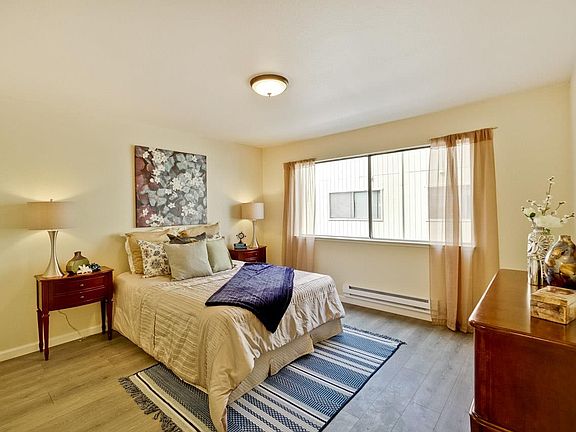 3rd image of 978 Kiely Blvd Unit G