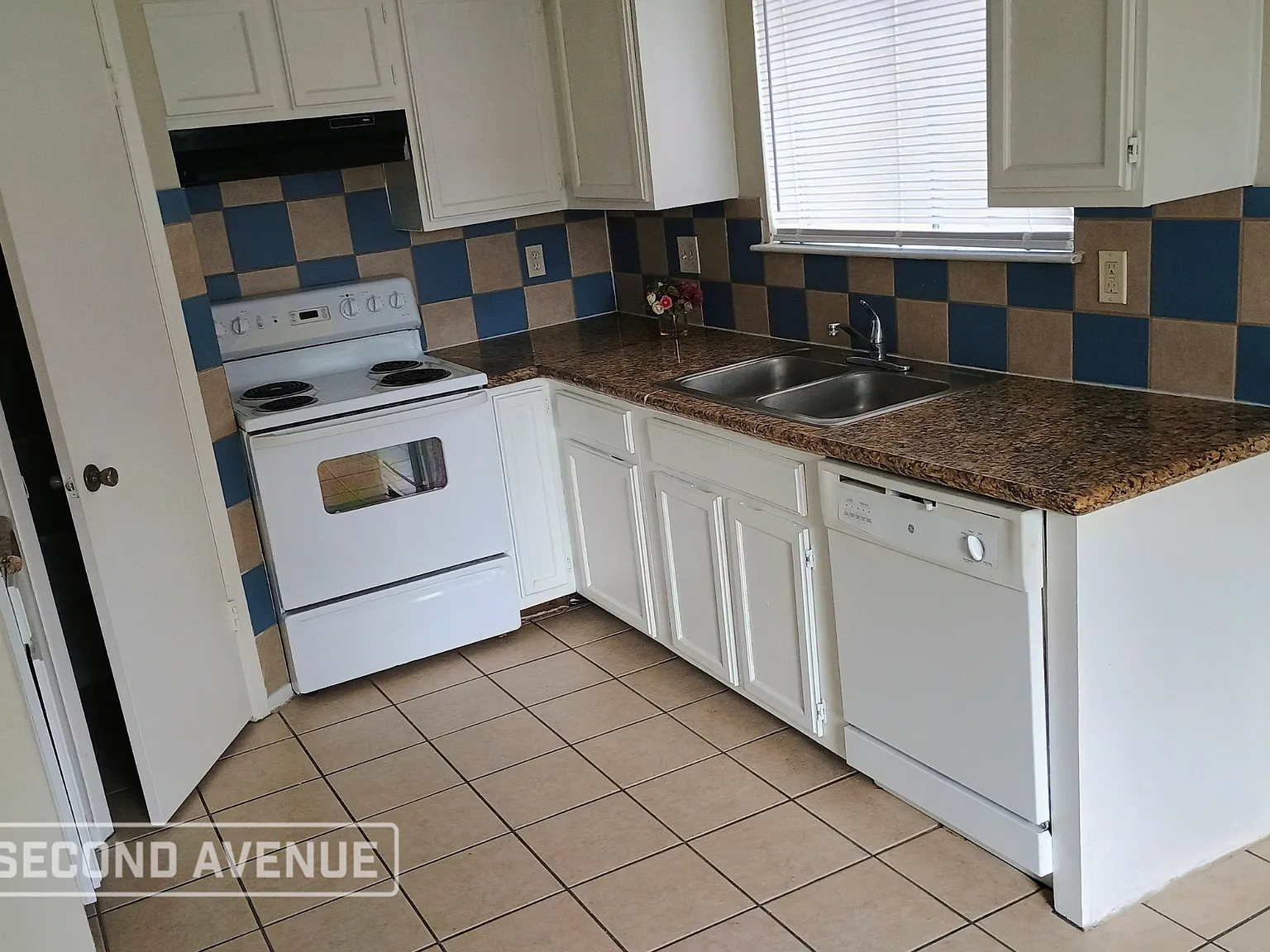3 bed, 2.0 bath, 1188 sqft, $1,479 — Photo 3