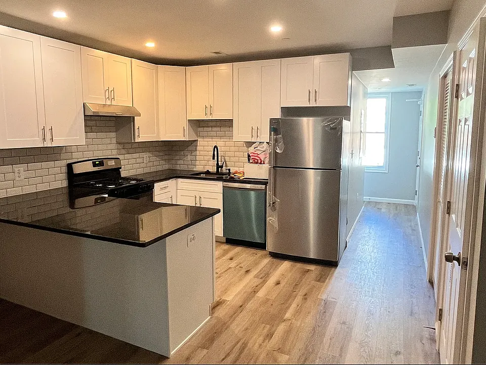 1709 E St NE #2
