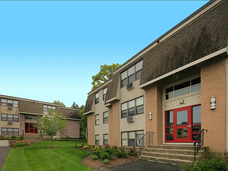 Oxford Apartments — Photo 13