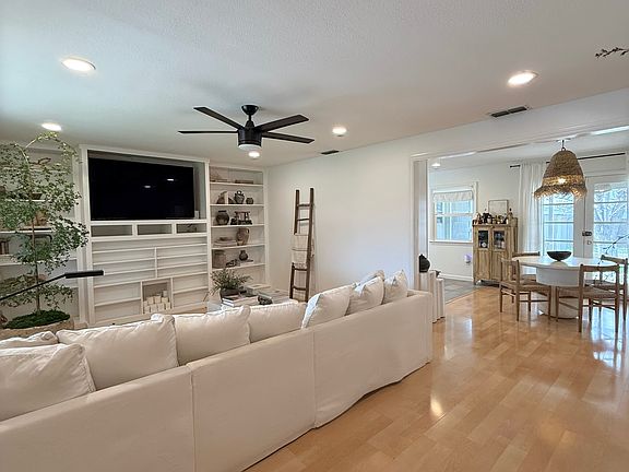 5th image of 2749 Plover St