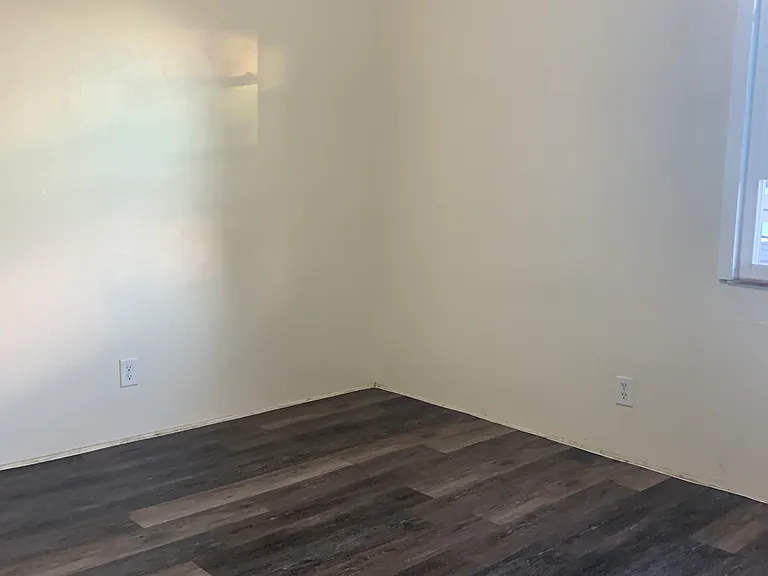Updated 2 Bedroom in Nob Hill with Garage & Balcony — Photo 30