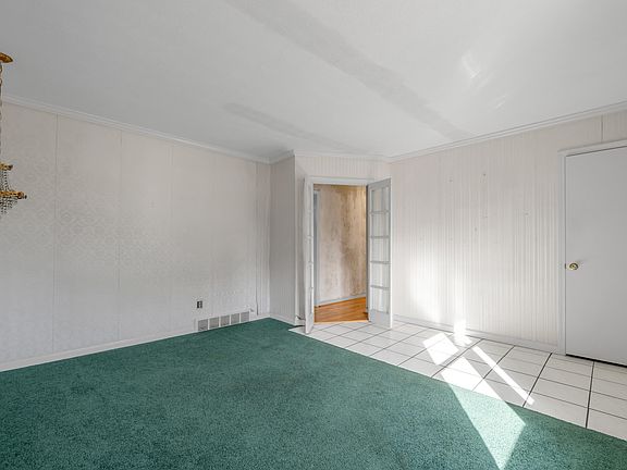 5th image of 184 E Tiverton Way