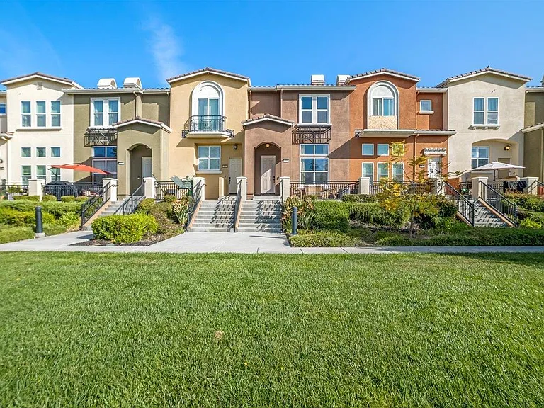 353 Esfahan Ct — Photo 3