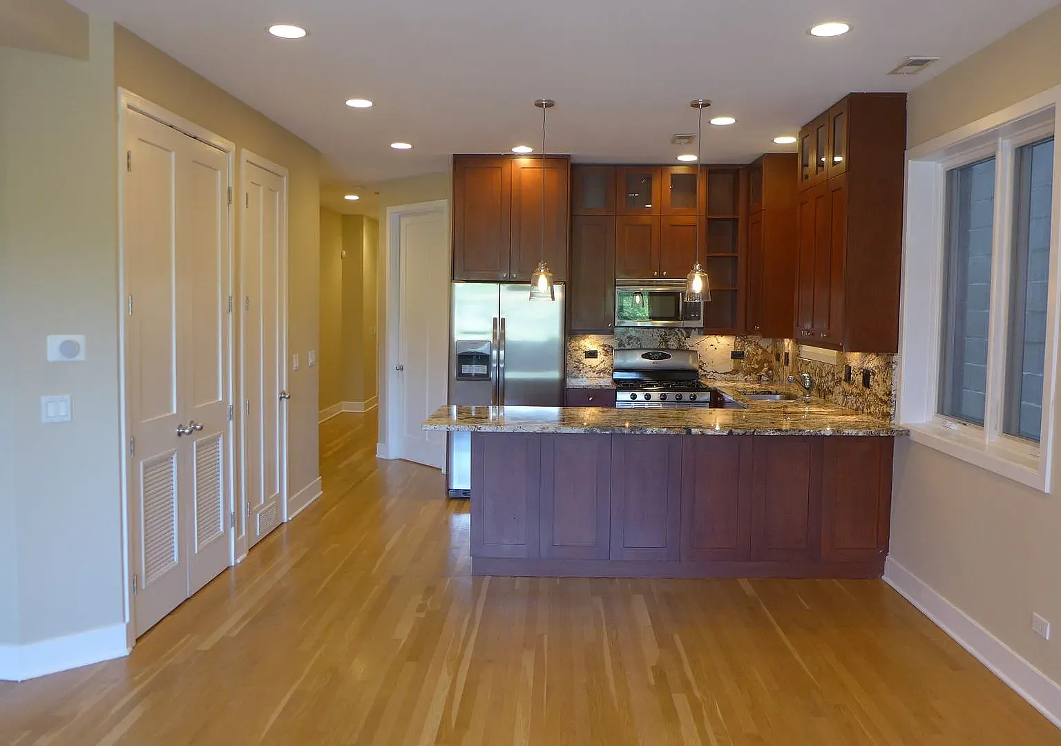 2 bed, 2.5 bath, 1350 sqft, $2,800 — Photo 3