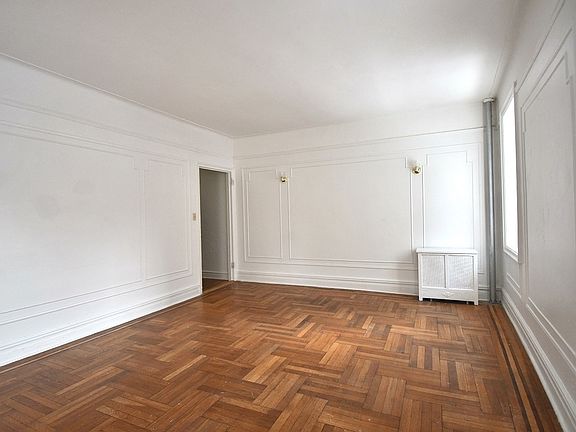 3rd image of 655 Pelham Pkwy N APT 1E