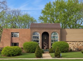 990 Heather Rd, Deerfield, IL 60015