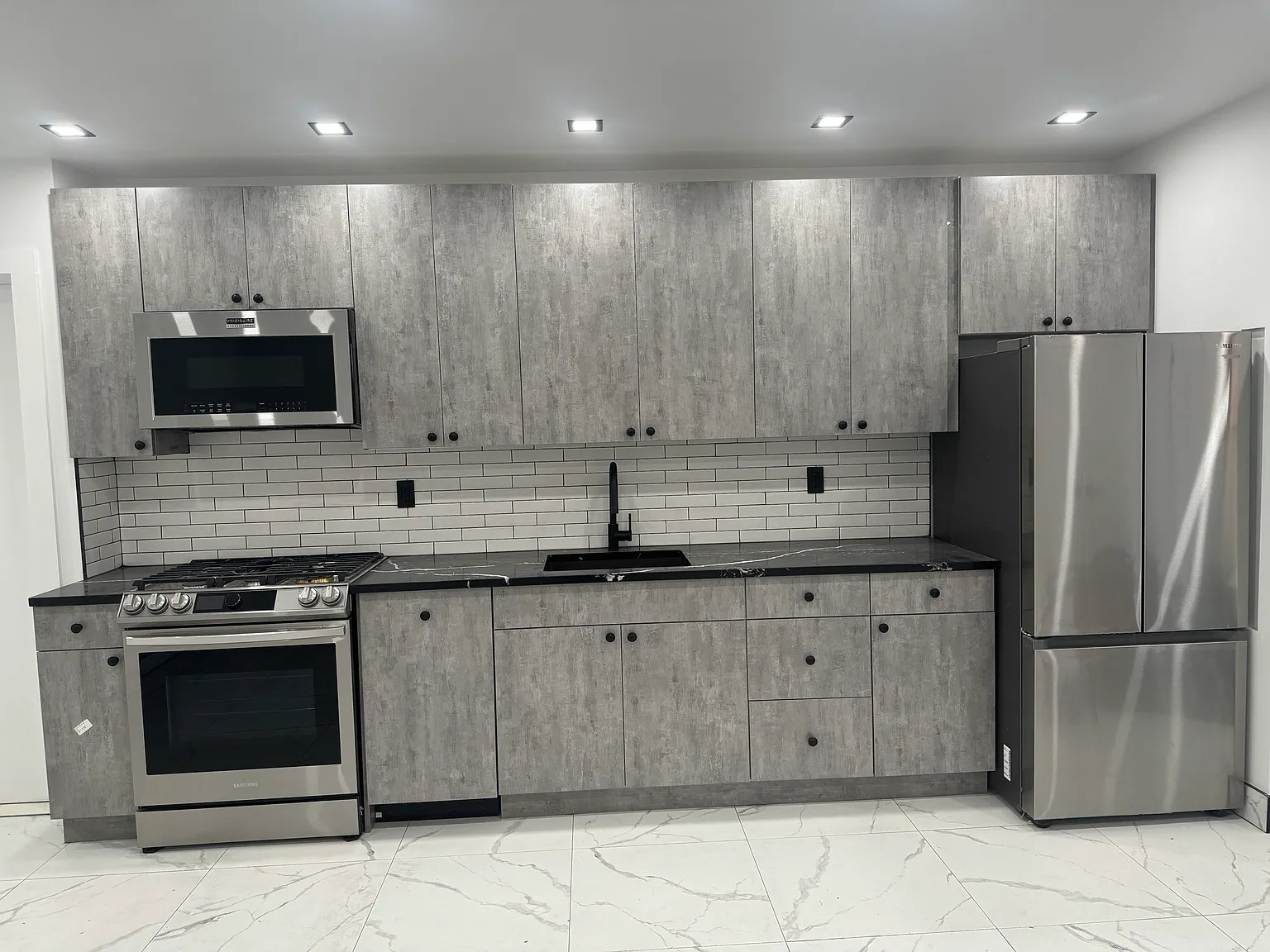 3 bed, 950 sqft, $3,800 — Photo 2