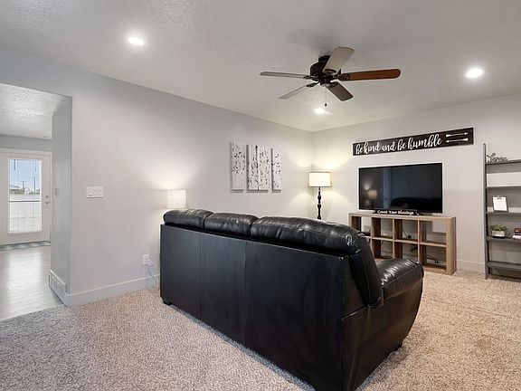 3rd image of 966 W Georgia Dr #19