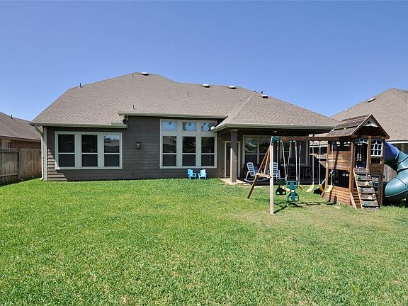 Huge Backyard plenty of room for pool and ready for play and entertainment.