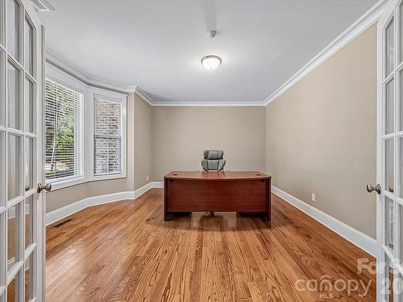3rd image of 836 Elizabeth Ln