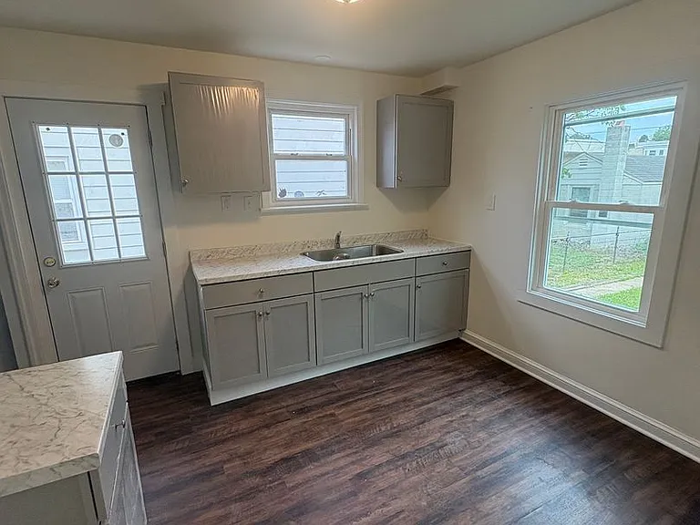 975 Edison St — Photo 8