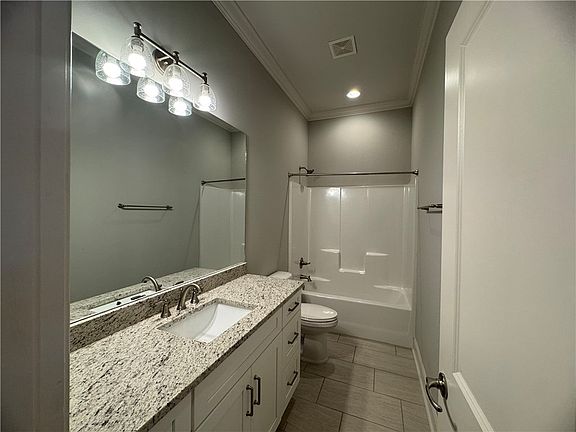 5th image of 3012 Lakewood Ln