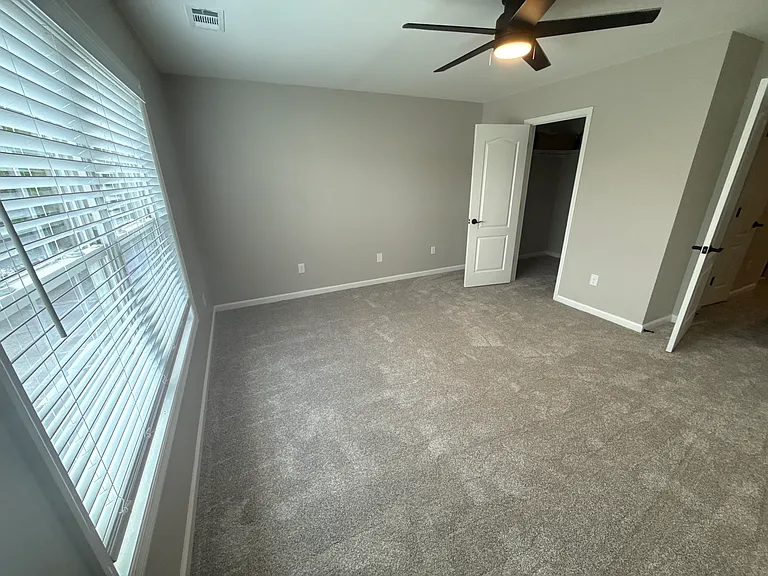 1512 E Henry St — Photo 12