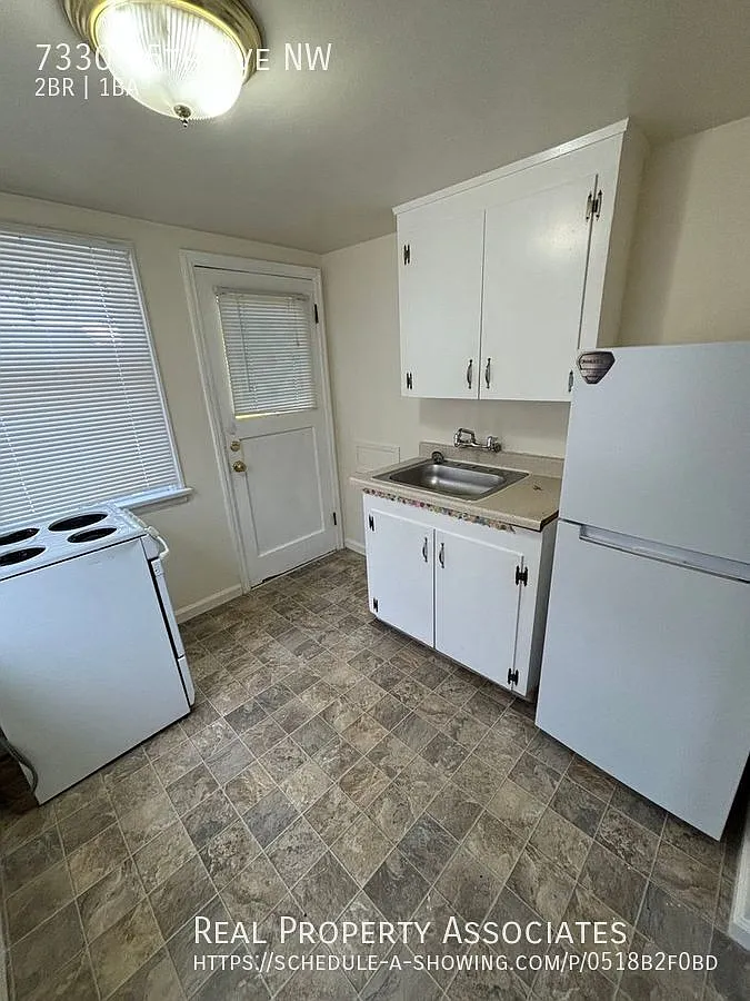 Adorable stand alone Ballard 2 Bed/1 Bth home with off-street parking spaces! — Photo 4