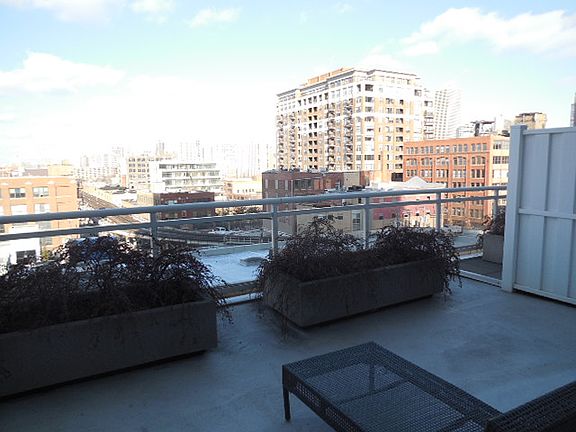 5th image of 757 N Orleans St #601