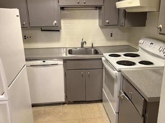 4th image of 15 Cass St APT 3