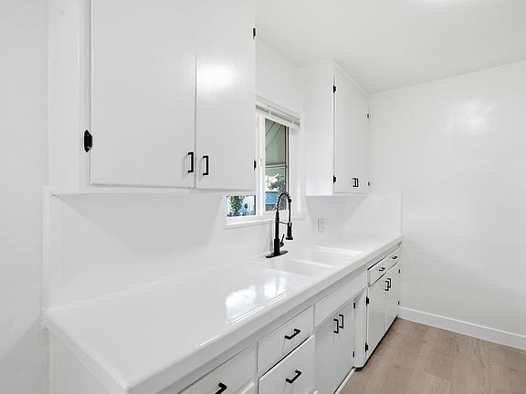 5th image of 6860-6870 Hazeltine Ave #4