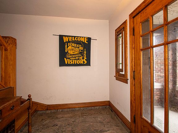 3rd image of 327 Des Plaines Ave