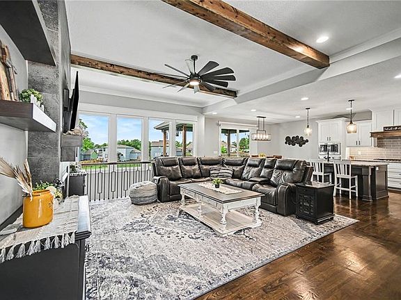 3rd image of 1001 Meadowbrook Dr
