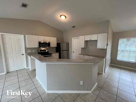 3rd image of 695 Baffin Dr