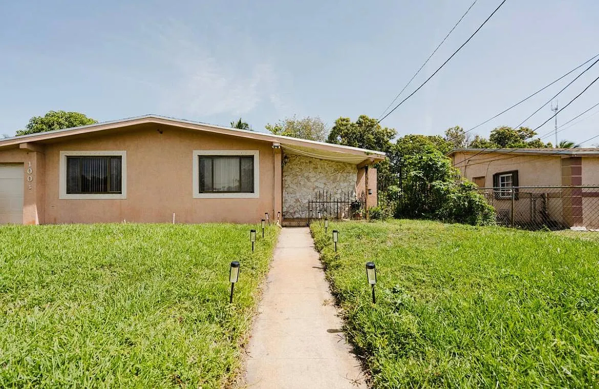 NW 202nd St, Miami Gardens — Photo 2