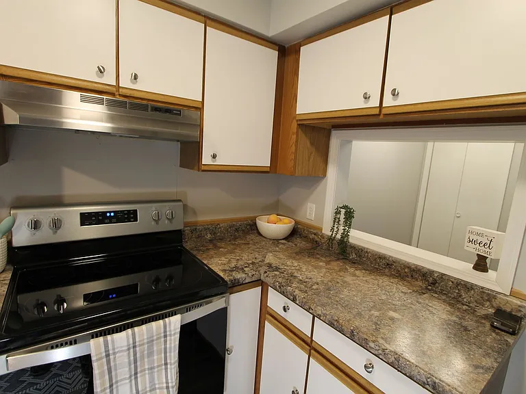 The Warwick of Norfolk. Now leasing updated 1, 2 bedroom apartments and 3 bedroom townhomes! — Photo 25