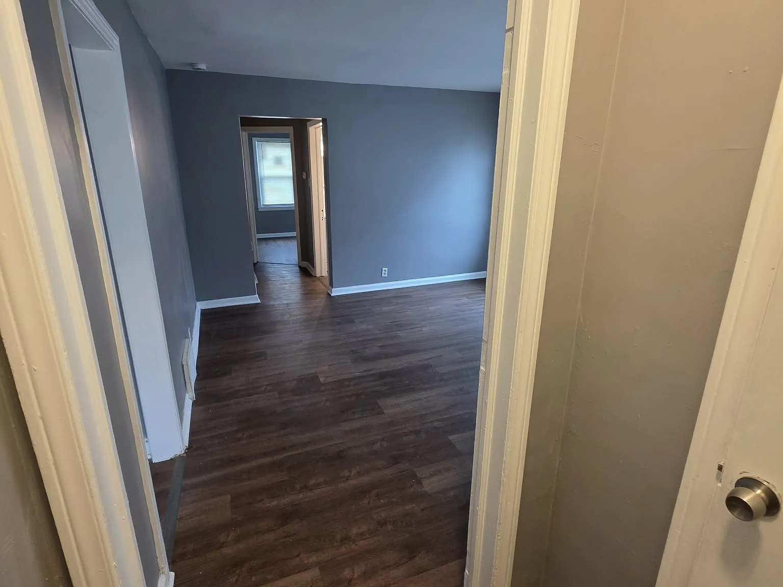 3 bed, 990 sqft, $1,300 — Photo 2