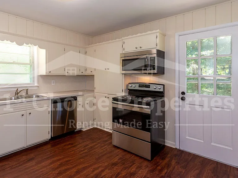 2050 Pinehurst Dr — Photo 9