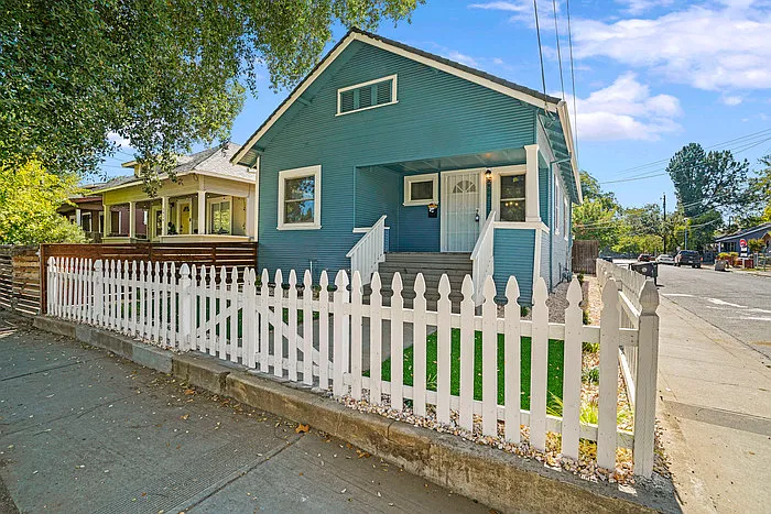 3 bed, 1.0 bath, 882 sqft, $1,950 — Photo 2