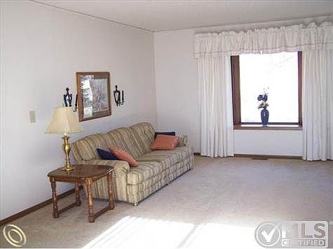 LIVINGROOM HAS BAY WINDOW