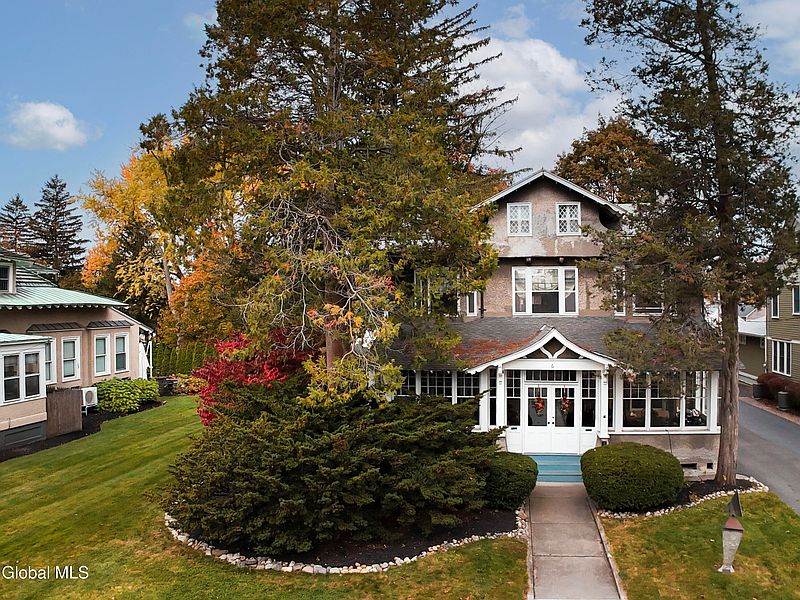 2nd image of 6 Manning Boulevard
