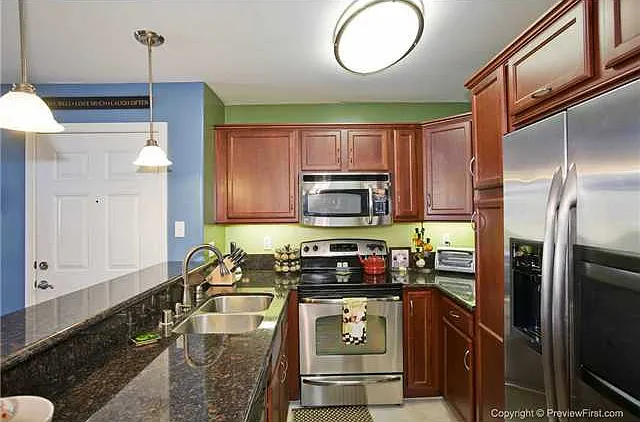3 bed, 970 sqft, $3,400 — Photo 1