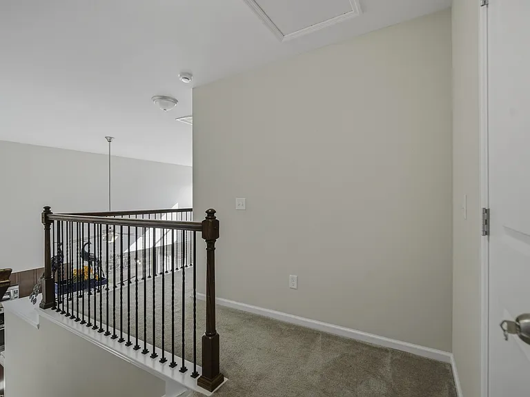 225 Urbano Ln — Photo 25