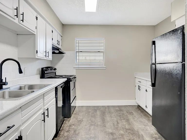 Higdon Ferry Apartments — Photo 17