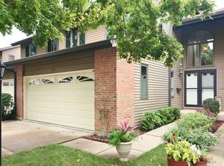 1405 N Picadilly Cir, Mount Prospect, IL 60056