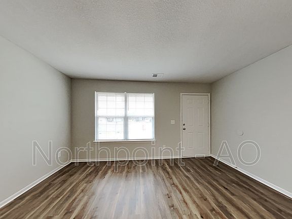 2nd image of 424 NW Woodbury Dr