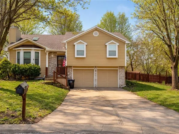 1304 Huntington Cir, Greenwood, MO 64034