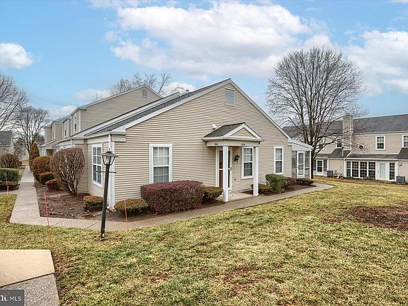 2nd image of 1304 Cambridge Ct #U-0229