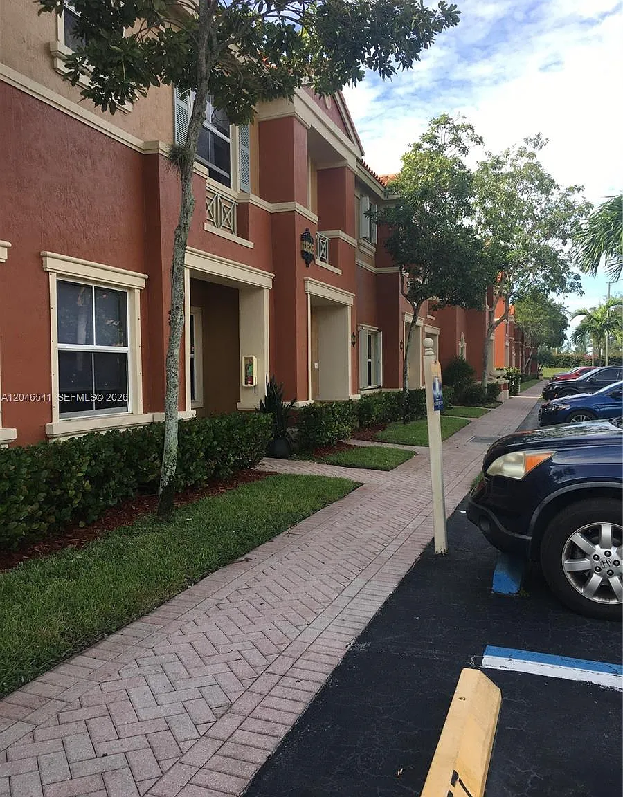 The Gates At Doral Isles — Photo 4