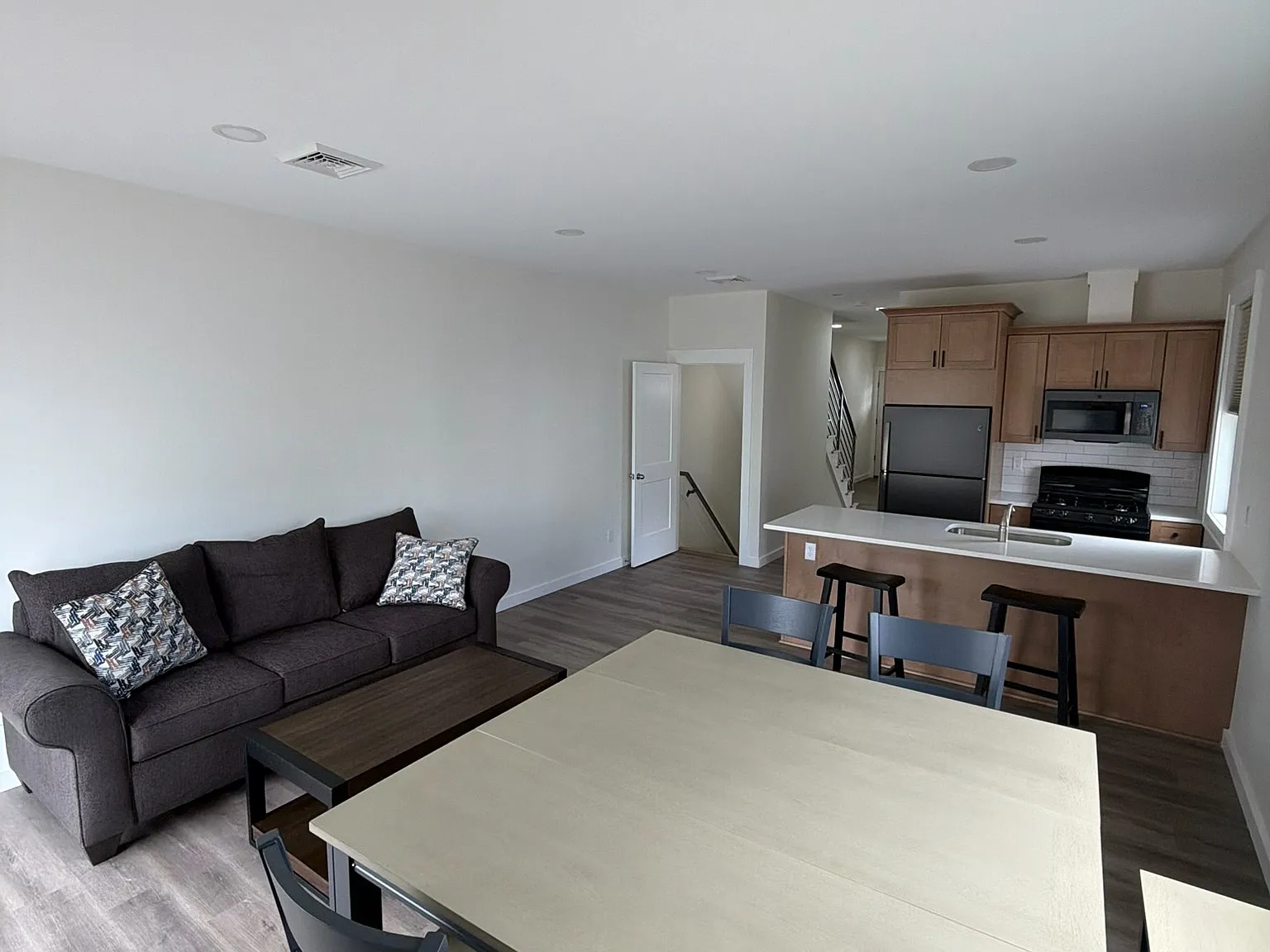 5 bed, 2000 sqft, $800 — Photo 4