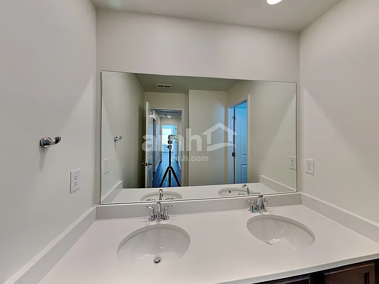2072 Windsor Park Ave — Photo 21
