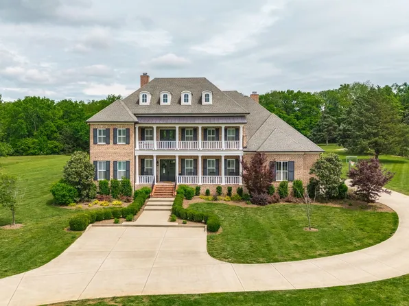 568 Forest Retreat Rd, Hendersonville, TN 37075