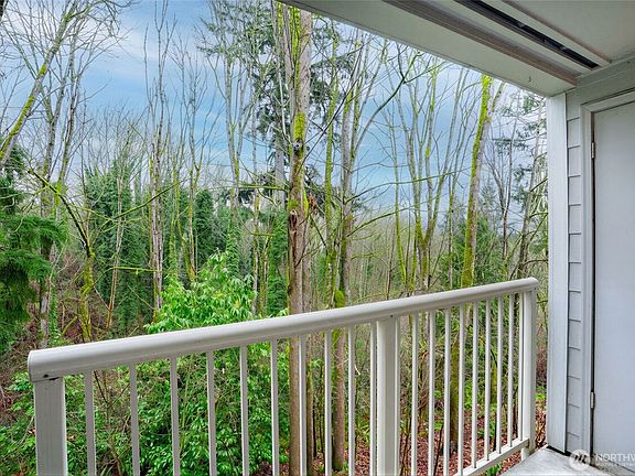 5th image of 975 Aberdeen Avenue NE #F207