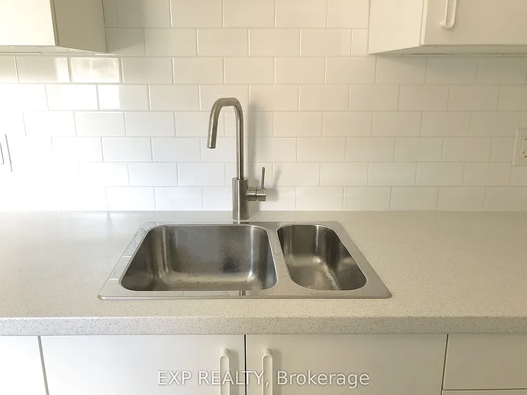 2798 Dundas St W — Photo 12