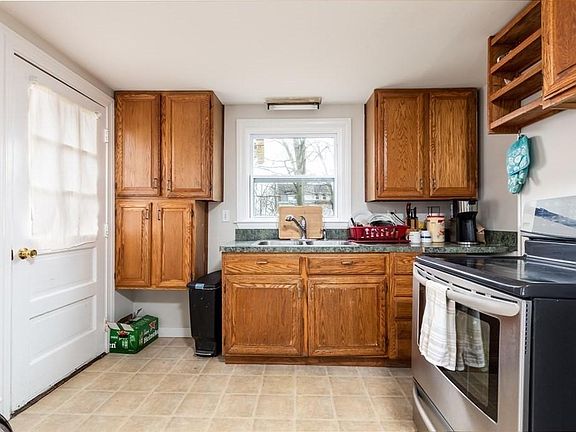 5th image of 150 Old Yarmouth Rd