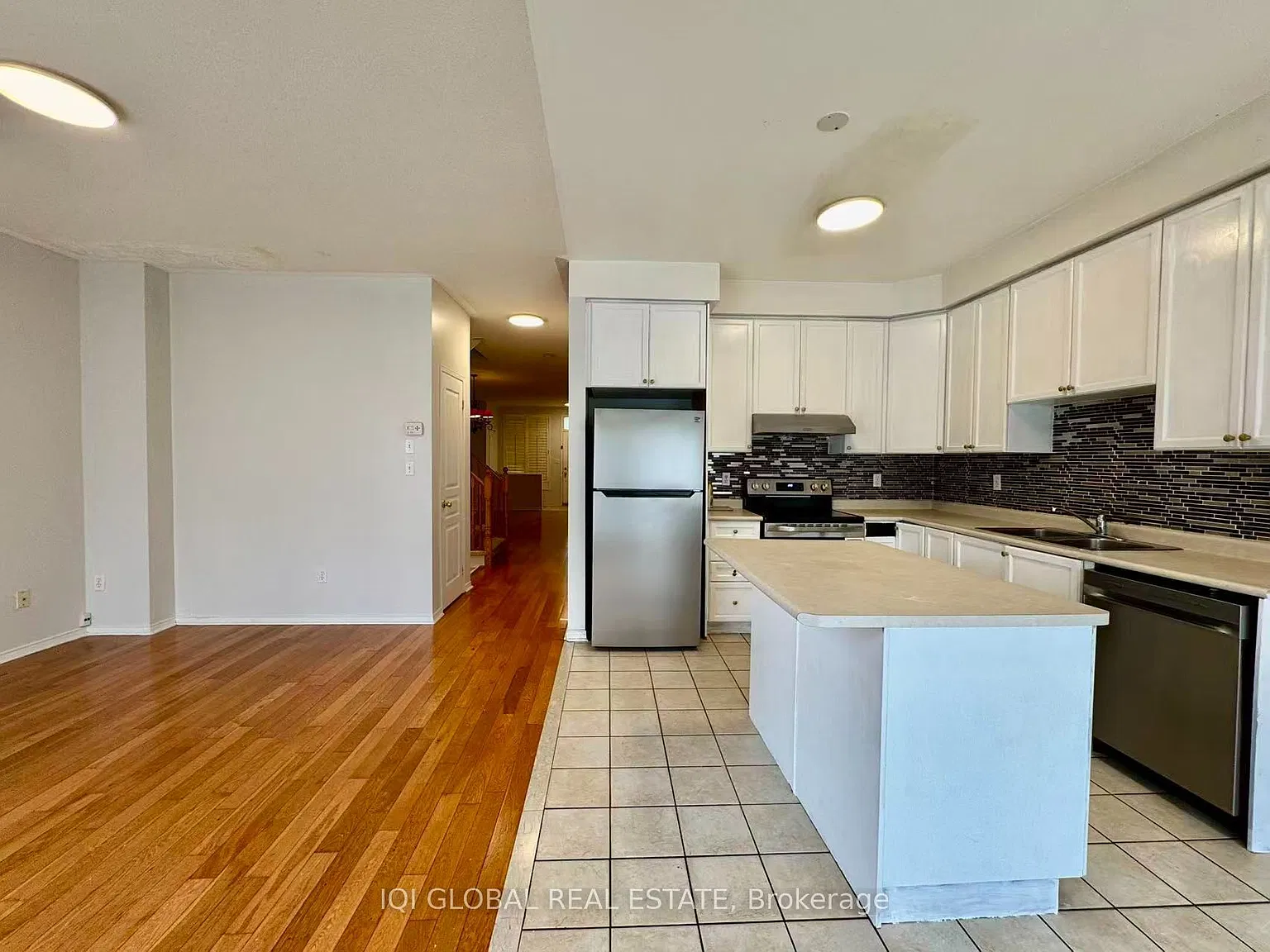 4 bed, $3,300 — Photo 4